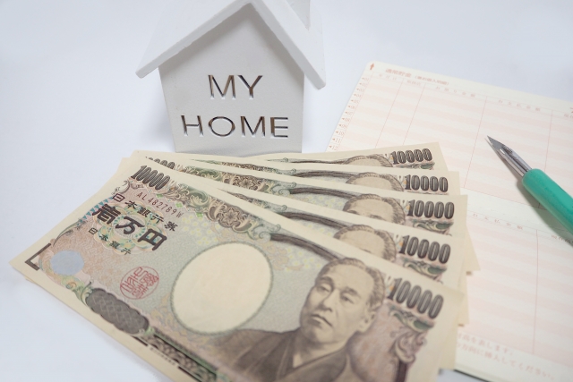 住まいの模型と1万円札