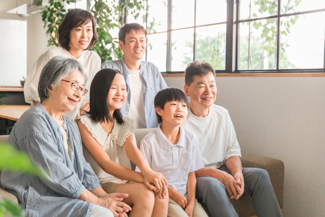 テレビを見る家族