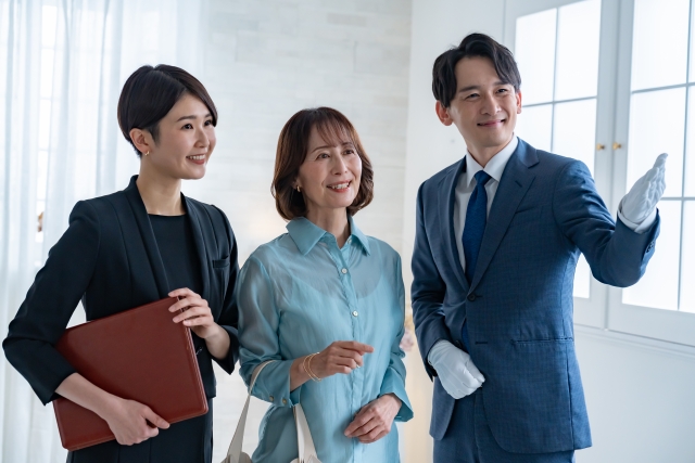 内覧をする女性