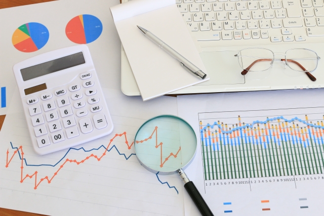 計算機、虫眼鏡、棒グラフなど、扶桑産価格を計算するイメージ