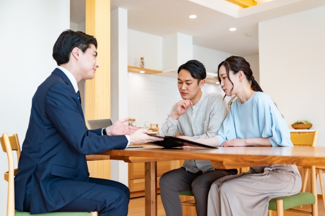 営業担当に相談する夫婦