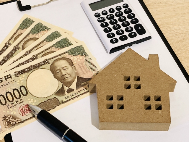 家の模型と1万円札と計算機