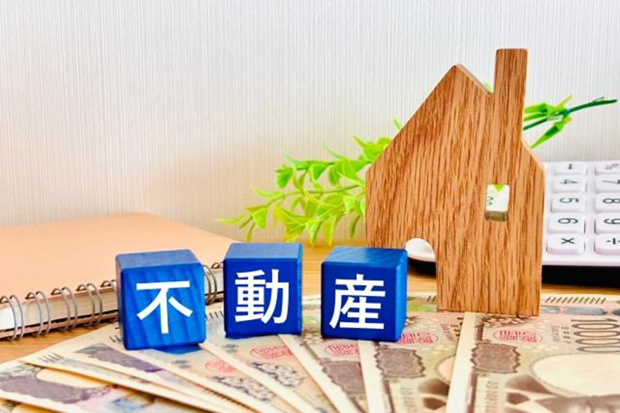 家の模型と不動産のロゴ