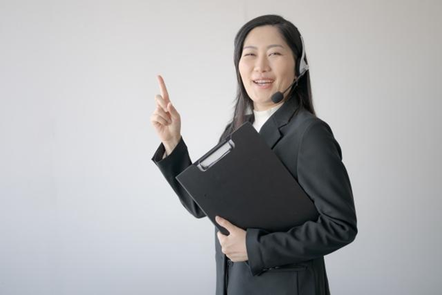 スーツをきた女性