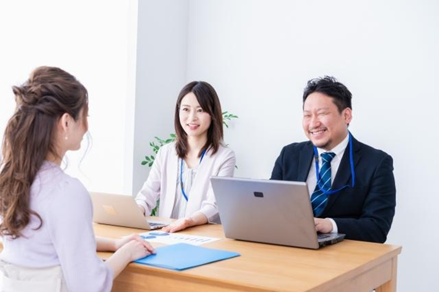 相談する女性