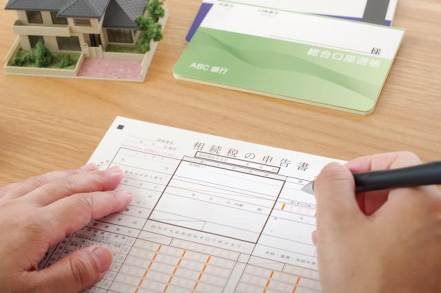 相続税の申告書を記入をする手