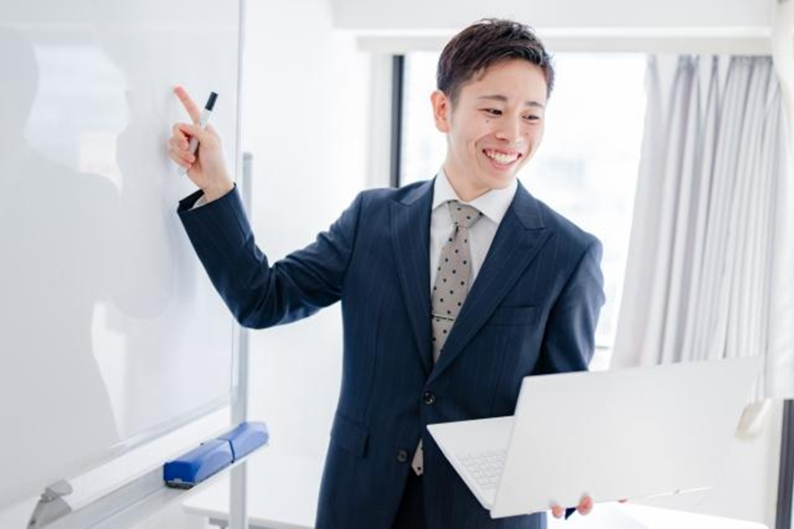プレゼンテーションを行なっている男性