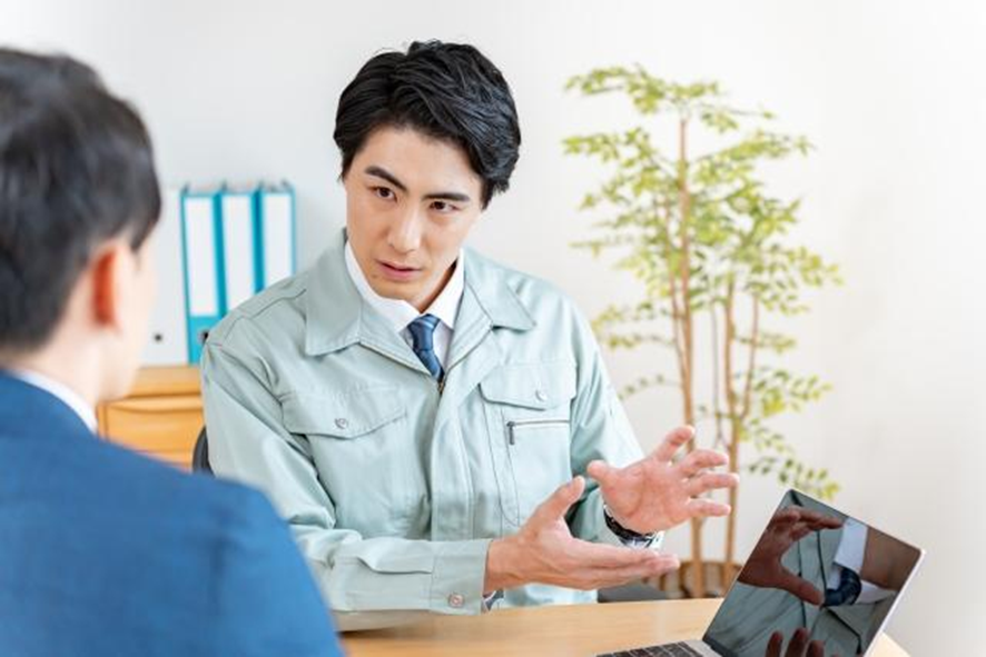真剣な眼差しで会話する男性