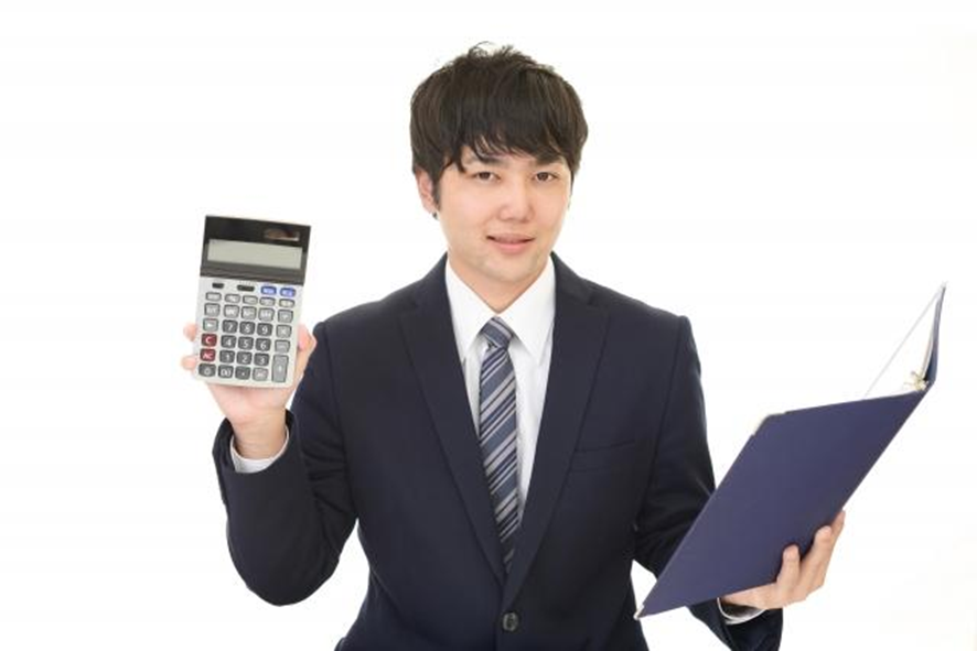 計算機を持つ笑顔のビジネスマン