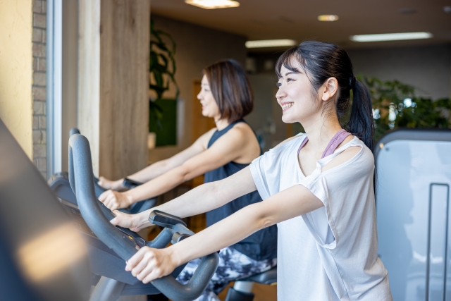 フィットネスクラブで運動する女性