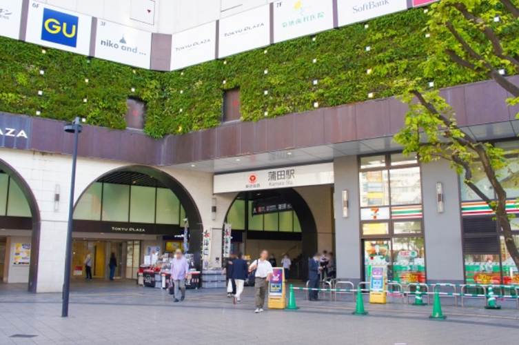 蒲田駅正面入口と商業施設の外観