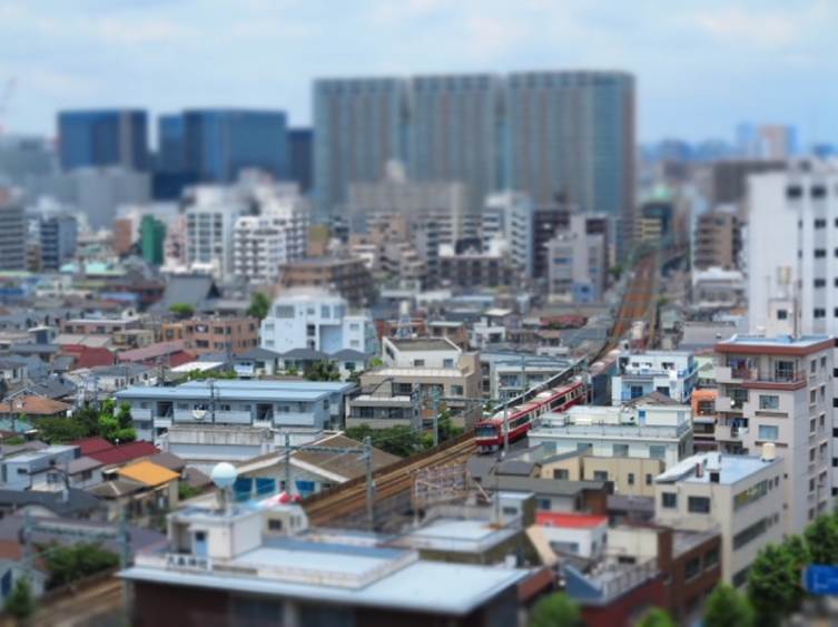 大田区の住宅街と赤い電車が通る眺め