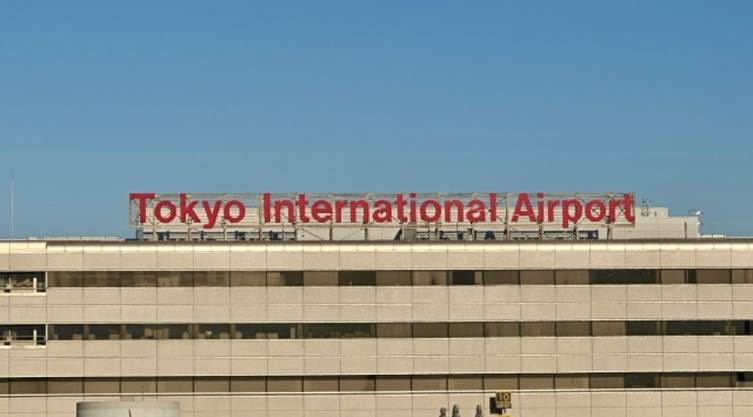 東京国際空港の屋上看板