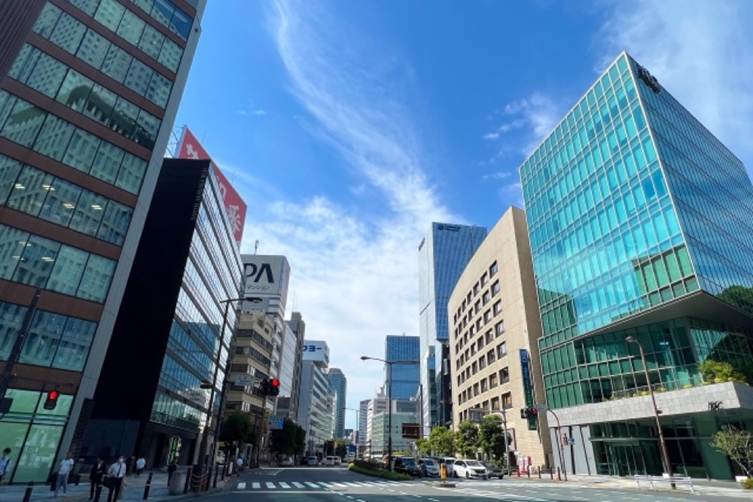 雑色商店街のアーケードと活気づく店舗の様子