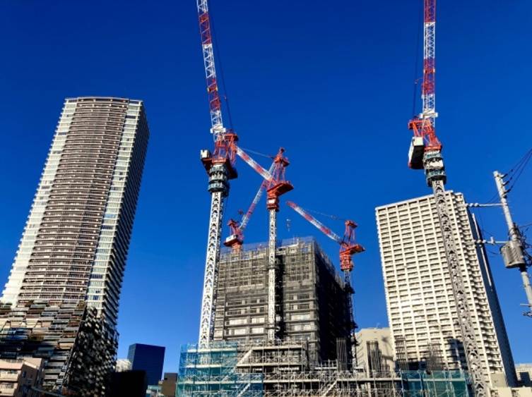 都心高層マンションの建設現場と林立するクレーン