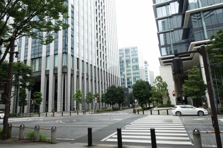 都心の大通りに並ぶ高層ビルと横断歩道