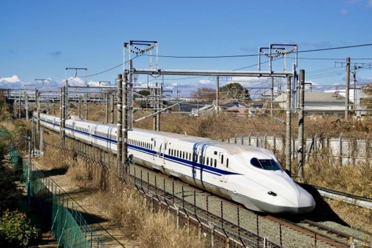 高速で走行する新幹線N700系の車両