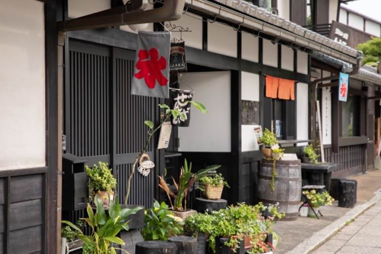 伝統的な和風建築の店舗外観