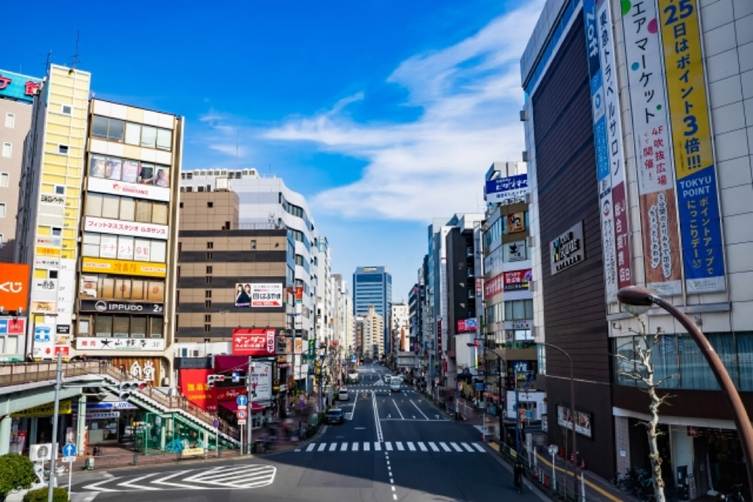 商業施設が並ぶ都市中心部の街並み