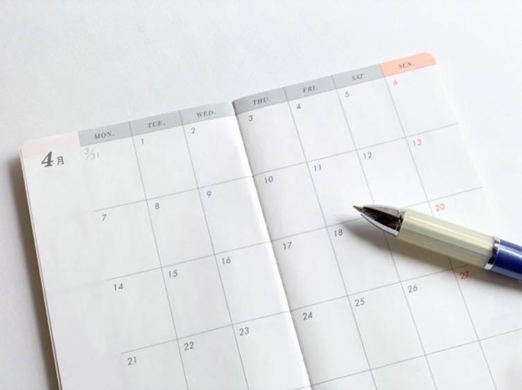 4月のスケジュールを書き込むカレンダーとペン