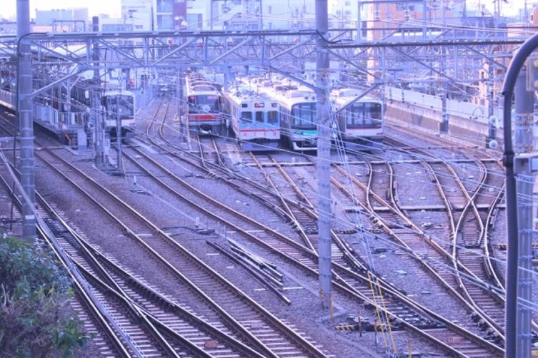 複数の電車が停車する鉄道のレール