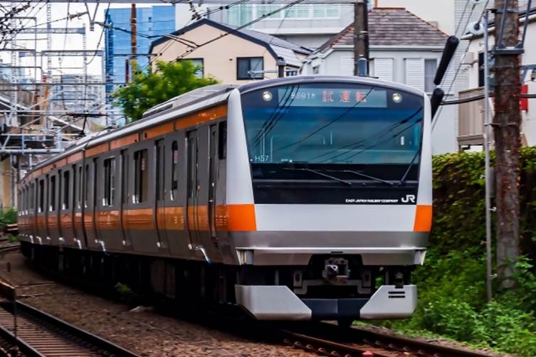 オレンジのラインが特徴的なJRの電車