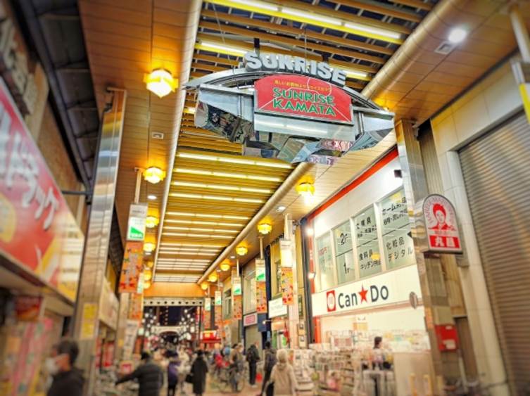 サンライズ蒲田アーケード内を歩く人々と店舗の様子  