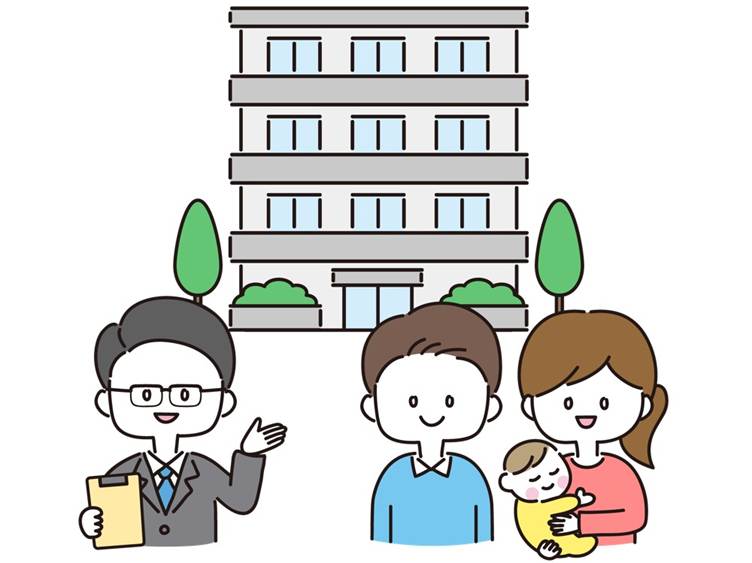 マンション前で不動産担当者と相談する家族  