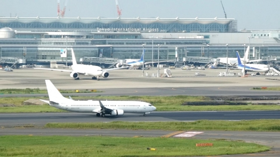 東京国際空港のターミナルに並ぶ旅客機