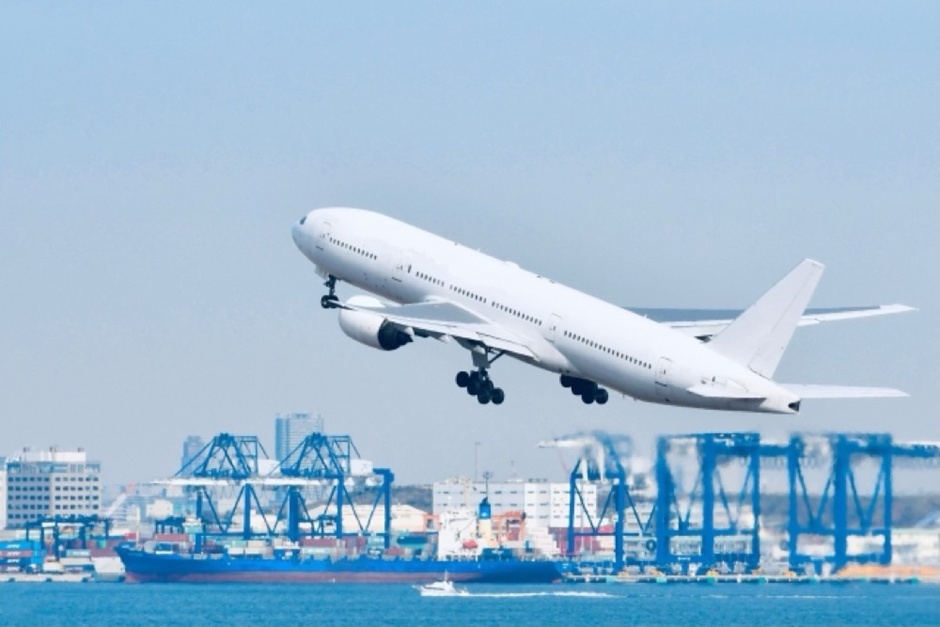 空港から飛び立つ大型旅客機