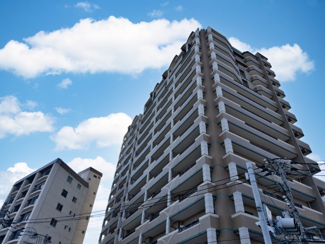 高いマンションの画像