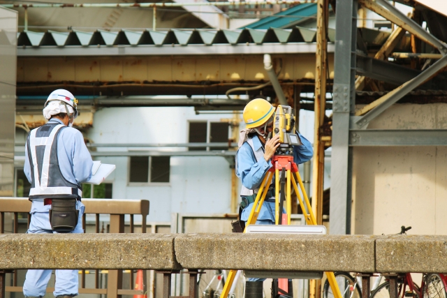 作業をする土地家屋調査士　
