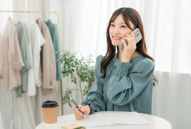 電話相談する女性