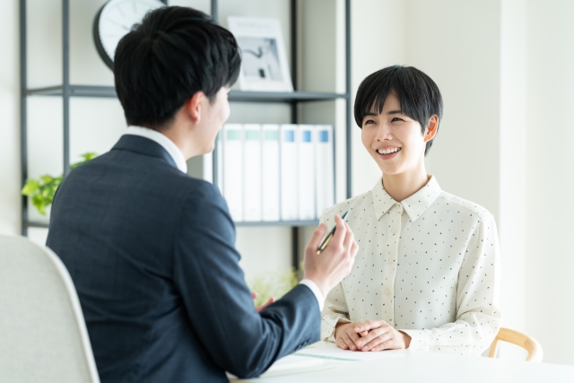 顧客に対応する営業担当
